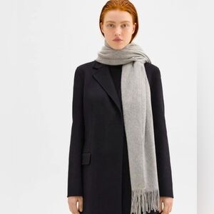 Theory
classic scarf in cashmere - husky
